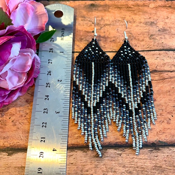 Black and silver beaded earring - Picture 5 of 5